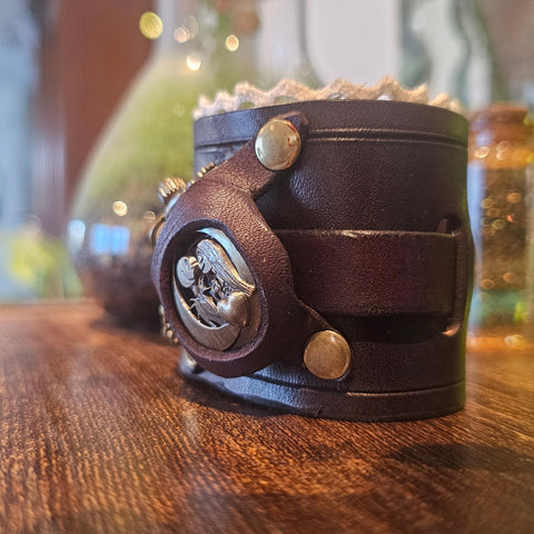 Bracelet - montre steampunk – Modèle “Lune” en cuir | Esprit astral & artisanale steampunk médiéval fait main | Atelier AnJo