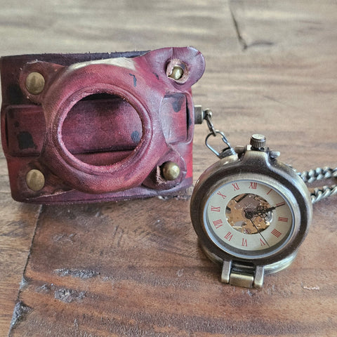 Montre steampunk artisanale en cuir rouge | Style rétro-industriel et mécanique