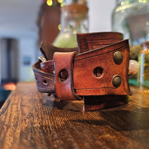 Bracelet steampunk en cuir avec fiole, fleurs séchées et cristal de roche steampunk médiéval fait main | Atelier AnJo