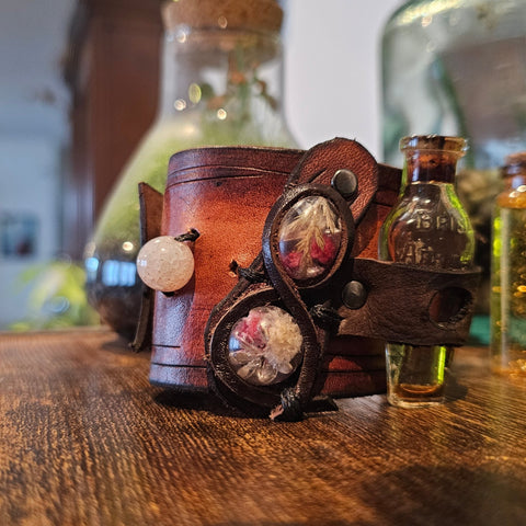 Bracelet steampunk en cuir avec fiole, fleurs séchées et cristal de roche steampunk médiéval fait main | Atelier AnJo