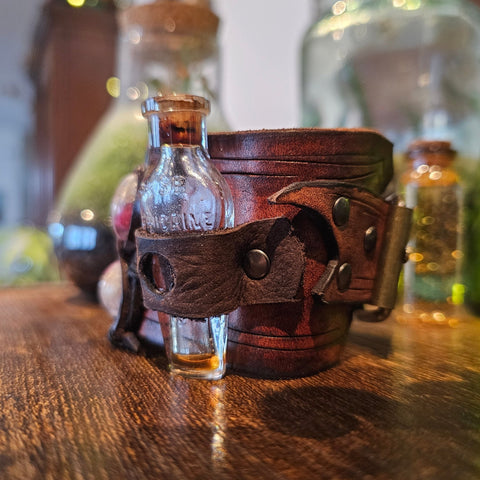 Bracelet steampunk en cuir avec fiole, fleurs séchées et cristal de roche steampunk médiéval fait main | Atelier AnJo