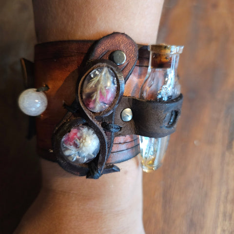 Bracelet steampunk en cuir avec fiole, fleurs séchées et cristal de roche steampunk médiéval fait main | Atelier AnJo