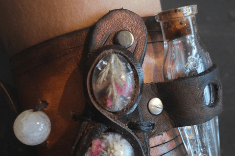 Bracelet steampunk en cuir avec fiole, fleurs séchées et cristal de roche steampunk médiéval fait main | Atelier AnJo