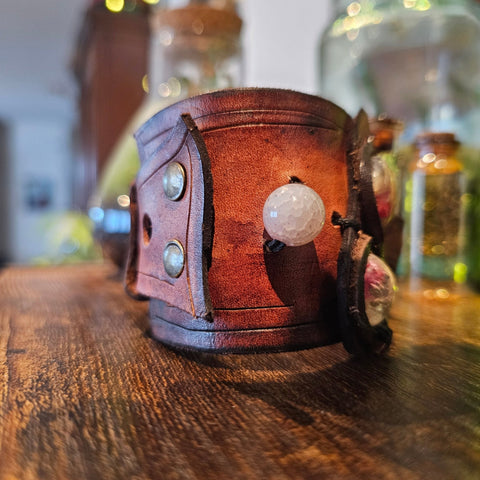 Bracelet steampunk en cuir avec fiole, fleurs séchées et cristal de roche steampunk médiéval fait main | Atelier AnJo