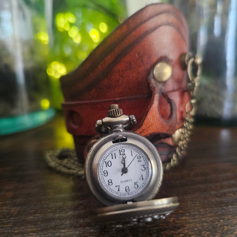 Bracelet steampunk en cuir – Montre à gousset quartz – Taille 16 à 19 cm steampunk médiéval fait main | Atelier AnJo