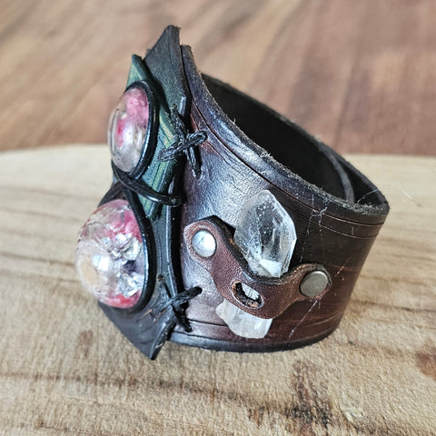 Bracelet steampunk en cuir véritable avec cristal de roche et orgonite steampunk médiéval fait main | Atelier AnJo