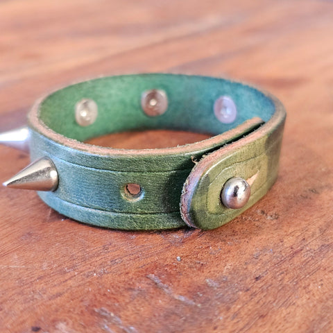 Bracelet vert à pointe steampunk médiéval fait main | Atelier AnJo