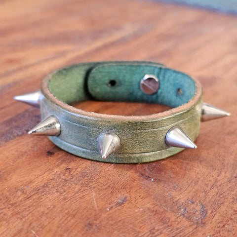 Bracelet vert à pointe steampunk médiéval fait main | Atelier AnJo