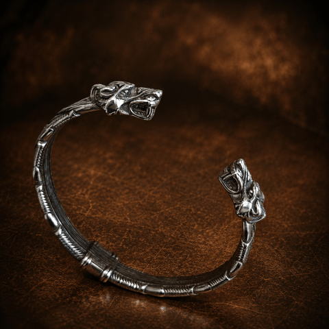 Bracelet viking en acier inoxydable – torque nordique gravé steampunk médiéval fait main | Atelier AnJo
