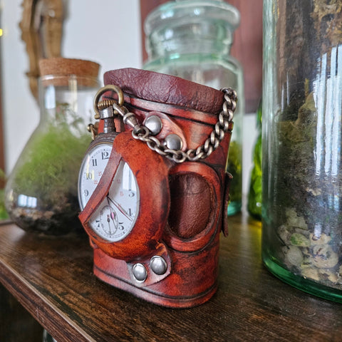 Brassard steampunk en cuir – Montre à gousset ancienne 15 rubis steampunk médiéval fait main | Atelier AnJo