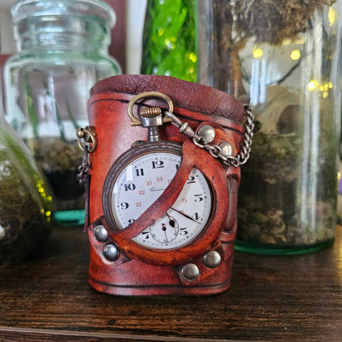 Brassard steampunk en cuir – Montre à gousset ancienne 15 rubis steampunk médiéval fait main | Atelier AnJo