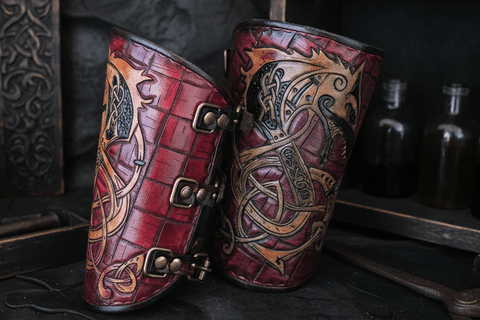 Brassard viking en cuir – Symbole Fenrir & runes | Bracelet médiéval artisanal steampunk médiéval fait main | Atelier AnJo