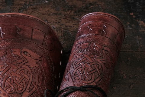 Brassard viking runique en cuir – Symbole Fenrir, médiéval & fait main steampunk médiéval fait main | Atelier AnJo