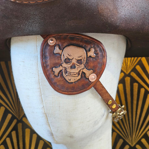 Cache - œil de pirate en cuir repoussé – tête de mort artisanale steampunk médiéval fait main | Atelier AnJo