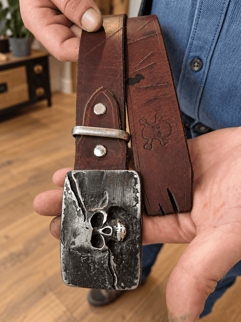 Ceinture en cuir bordeaux à boucle tête de mort – 93 à 107 cm steampunk médiéval fait main | Atelier AnJo