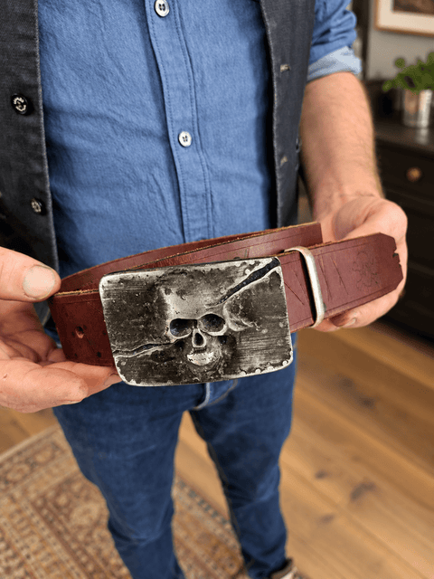 Ceinture en cuir bordeaux à boucle tête de mort – 93 à 107 cm steampunk médiéval fait main | Atelier AnJo