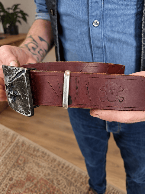Ceinture en cuir bordeaux à boucle tête de mort – 93 à 107 cm steampunk médiéval fait main | Atelier AnJo