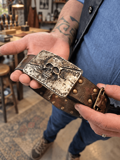 Ceinture en cuir marron à boucle tête de mort – 71 à 96 cm steampunk médiéval fait main | Atelier AnJo