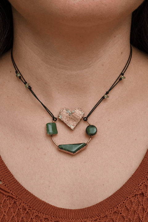 Cœur Sylvestre – Collier en cuivre, aventurine et péridot steampunk médiéval fait main | Atelier AnJo