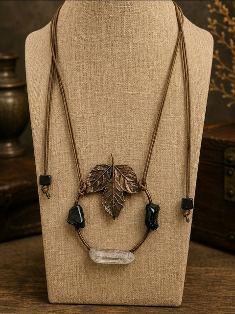 Collier Feuille de Rosier – Cristal de Roche & Onyx – Électroformage steampunk médiéval fait main | Atelier AnJo