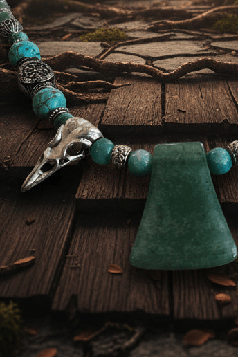 Collier pendentif corbeau en aventurine et turquoise – bijou artisanal fantasy, Tir na Telennaria steampunk médiéval fait main | Atelier AnJo