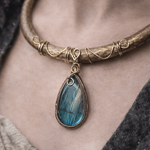 Collier torque en laiton, cuivre et labradorite - Fabrication artisanale par Laurène – Tir na Telennaria steampunk médiéval fait main | Atelier AnJo