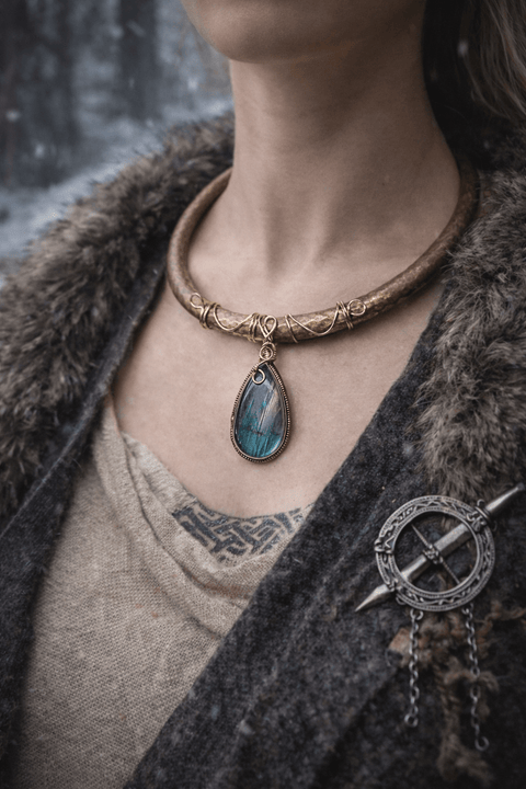 Collier torque en laiton, cuivre et labradorite - Fabrication artisanale par Laurène – Tir na Telennaria steampunk médiéval fait main | Atelier AnJo
