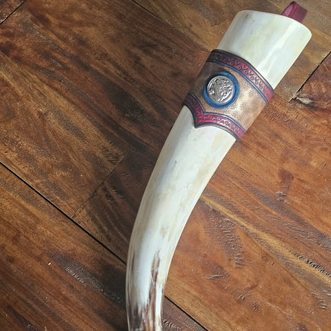 Corne à boire traditionnelle viking Fenrir – Cuir repoussé à la main steampunk médiéval fait main | Atelier AnJo