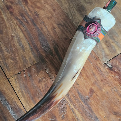 Corne à boire viking en cuir – Fleur avec pierre peau de léopard steampunk médiéval fait main | Atelier AnJo