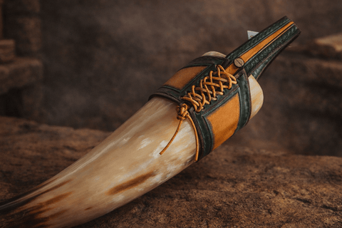 Corne à boire viking en cuir – Fleur avec pierre peau de léopard steampunk médiéval fait main | Atelier AnJo