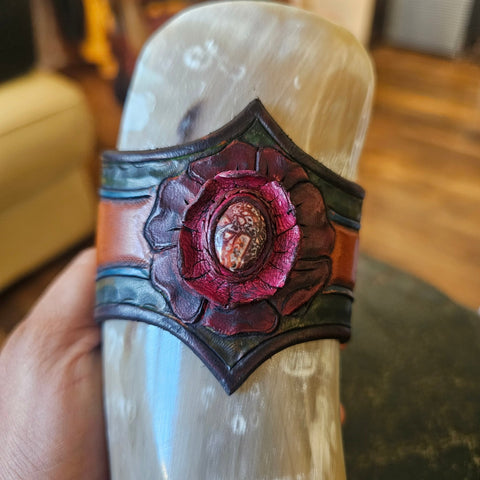 Corne à boire viking en cuir – Fleur avec pierre peau de léopard steampunk médiéval fait main | Atelier AnJo