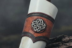 Corne à boire viking en cuir – Nœud celtique repoussé à la main steampunk médiéval fait main | Atelier AnJo