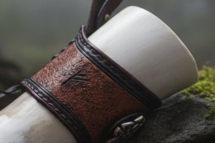 Corne à boire viking en cuir – Nœud celtique repoussé à la main steampunk médiéval fait main | Atelier AnJo