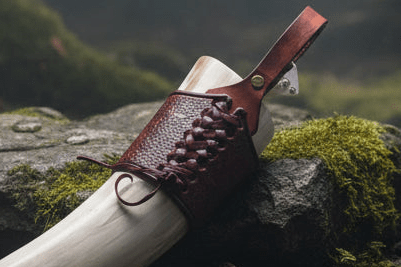 Corne à boire viking traditionnelle – Cuir repoussé style celtique steampunk médiéval fait main | Atelier AnJo