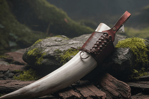 Corne à boire viking traditionnelle – Cuir repoussé style celtique steampunk médiéval fait main | Atelier AnJo
