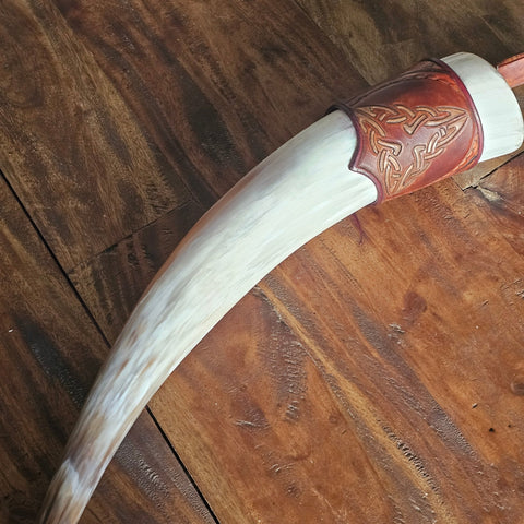 Corne à boire viking traditionnelle – Cuir repoussé style celtique steampunk médiéval fait main | Atelier AnJo