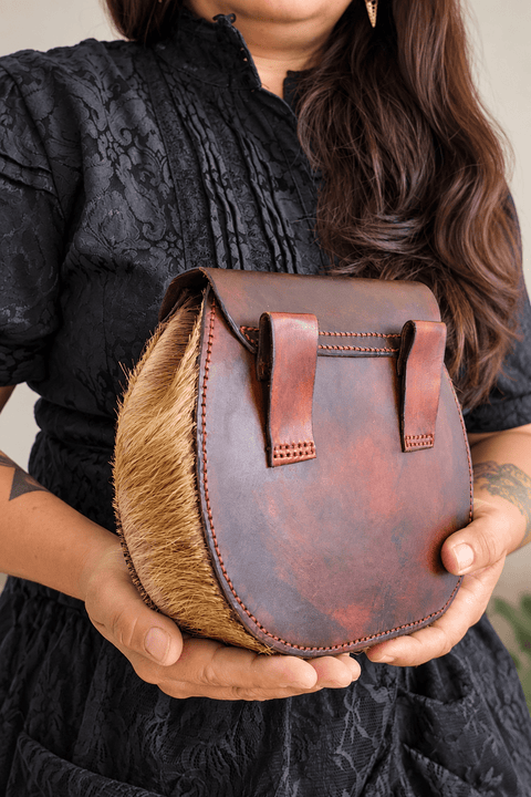 Escarcelle en cuir et fourrure – Œil de dragon – Fait main steampunk médiéval fait main | Atelier AnJo