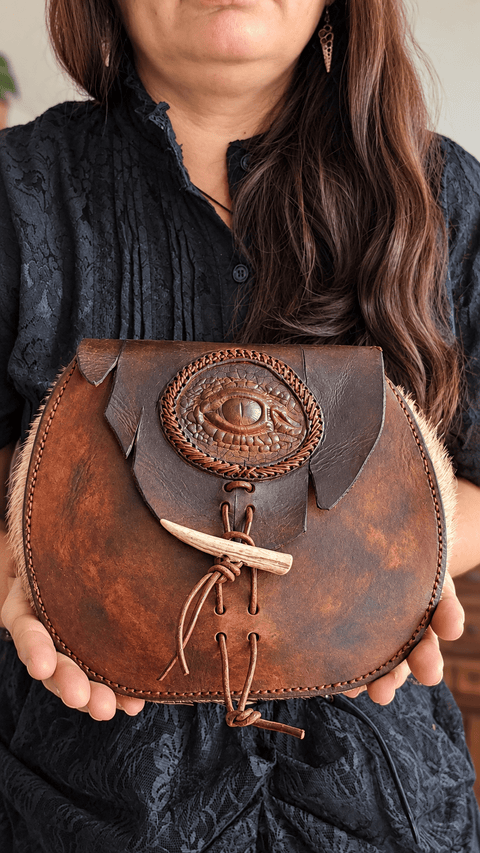Escarcelle en cuir et fourrure – Œil de dragon – Fait main steampunk médiéval fait main | Atelier AnJo