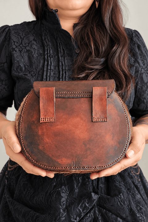 Escarcelle en cuir et fourrure – Œil de dragon – Fait main steampunk médiéval fait main | Atelier AnJo