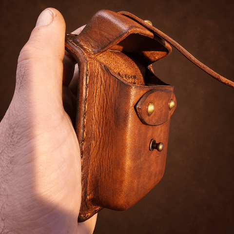 Étui à cigarettes en cuir – Pochette steampunk et post-apo steampunk médiéval fait main | Atelier AnJo
