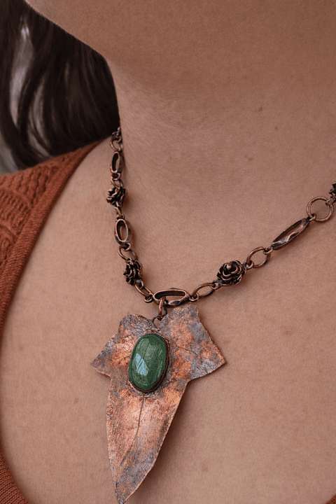 Feuille Gardienne – Collier en cuivre et aventurine verte steampunk médiéval fait main | Atelier AnJo