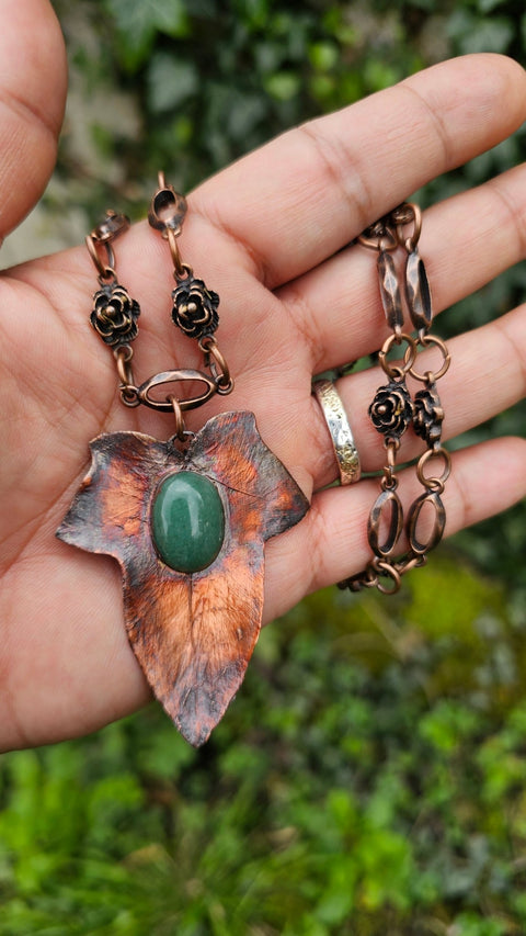 Feuille Gardienne – Collier en cuivre et aventurine verte steampunk médiéval fait main | Atelier AnJo