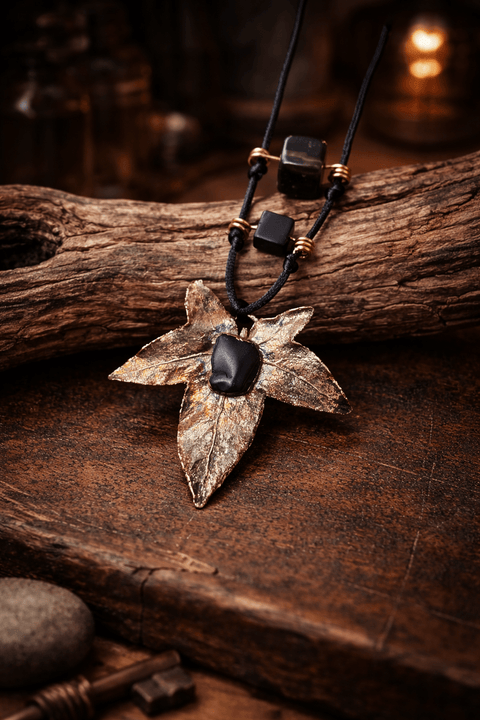 Feuille Noire – Talisman en cuivre et onyx steampunk médiéval fait main | Atelier AnJo