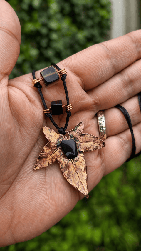 Feuille Noire – Talisman en cuivre et onyx steampunk médiéval fait main | Atelier AnJo