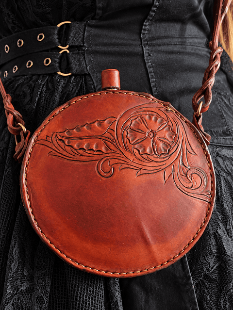 Gourde médiévale ronde habillée de cuir rouge à motifs floraux steampunk médiéval fait main | Atelier AnJo