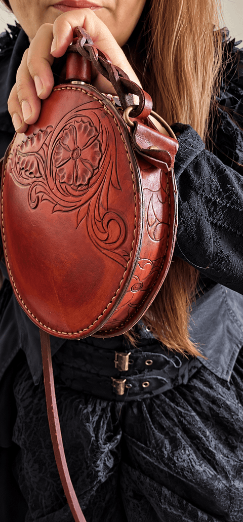 Gourde médiévale ronde habillée de cuir rouge à motifs floraux steampunk médiéval fait main | Atelier AnJo