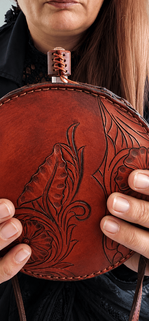 Gourde médiévale ronde habillée de cuir rouge à motifs floraux steampunk médiéval fait main | Atelier AnJo
