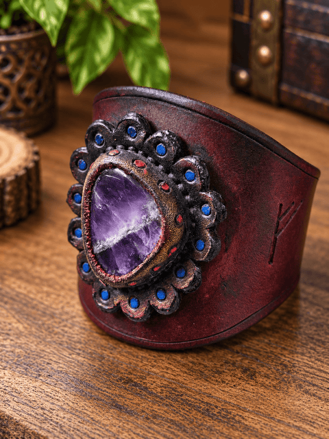 Manchette en cuir bordeaux – Le Talisman des Arcanes steampunk médiéval fait main | Atelier AnJo