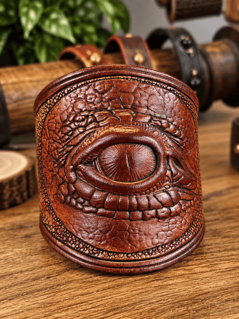 Manchette en cuir œil de dragon – Regard de braise steampunk médiéval fait main | Atelier AnJo