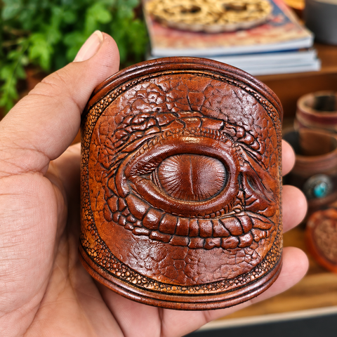 Manchette en cuir œil de dragon – Regard de braise steampunk médiéval fait main | Atelier AnJo